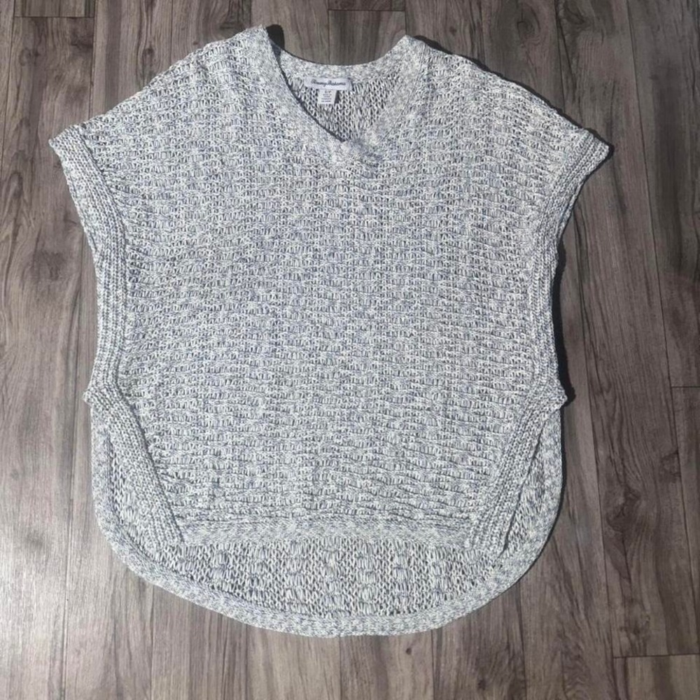Tommy Bahama woman. Kimono V Neck Open Knit Sweater Size SP. White/Grey.